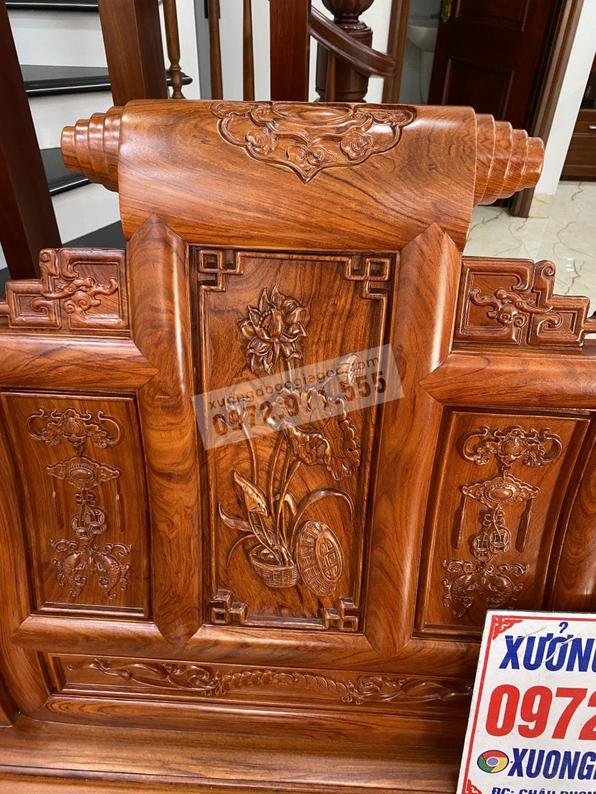 Vách tựa lưng đục tranh tứ quý tượng trưng cho 4 mùa thịnh vượng quanh năm.