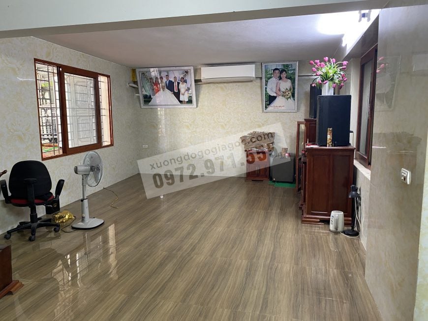 Phòng khách sau khi kê bàn ghế hoàng gia