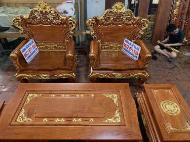 Ghế đơn và bàn được dát vàng các chi tiết đục để tạo điểm nhấn cho bộ bàn ghế thêm phần sang trọng
