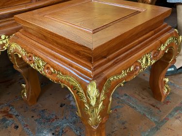 Đôn ngồi được dát vàng tứ diện