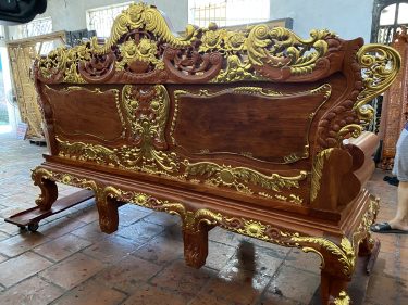 Mặt sau ghế dài cũng dát vàng như phần đằng trước