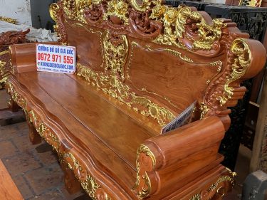 Ghế dài được dát vàng tứ diện từ đằng trước ra đằng sau, từ những chi tiết nhỏ nhất