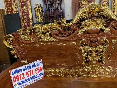 Gỗ làm vách tựa lưng được chọn nhiều vân đan xen với những chi tiết đục được dát vàng tăng làm nổi bật hơn rất nhiều