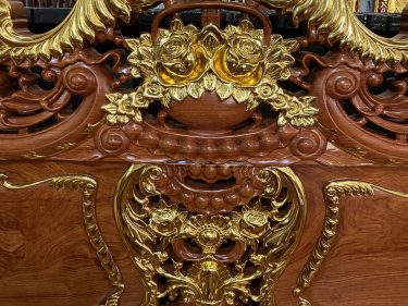 Phần đỉnh ghế dài được các nghệ nhân đục 1 bông hoan hồng to kèm theo dải lan tây uốn lượn mềm mại