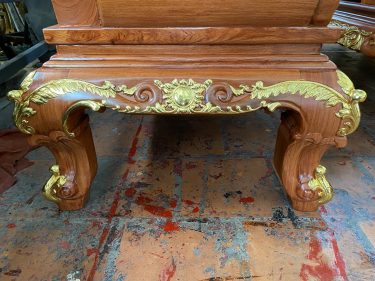 Yếm ghế đơn được các nghệ nhân dát vàng rất cẩn thận