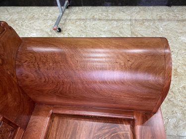 Tay ghế liền đặc nguyên khối sát cột