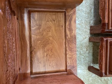 Ván mặt ghế được chọn lựa cẩn thận gỗ đẹp và nhiều vân