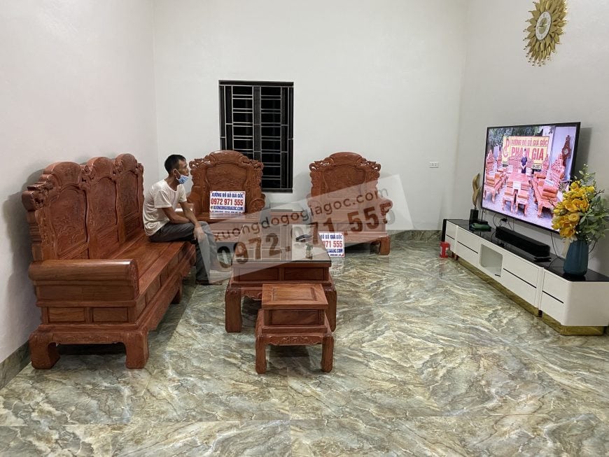 Phòng khách nhà Anh Lâm sau khi kê Bàn ghế Khổng Tử Gỗ Hương Đá