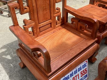 Tay ghế uốn cong mềm mại