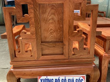 Mặt sau ghế đơn được hoàn thiện kỹ như mặt trước