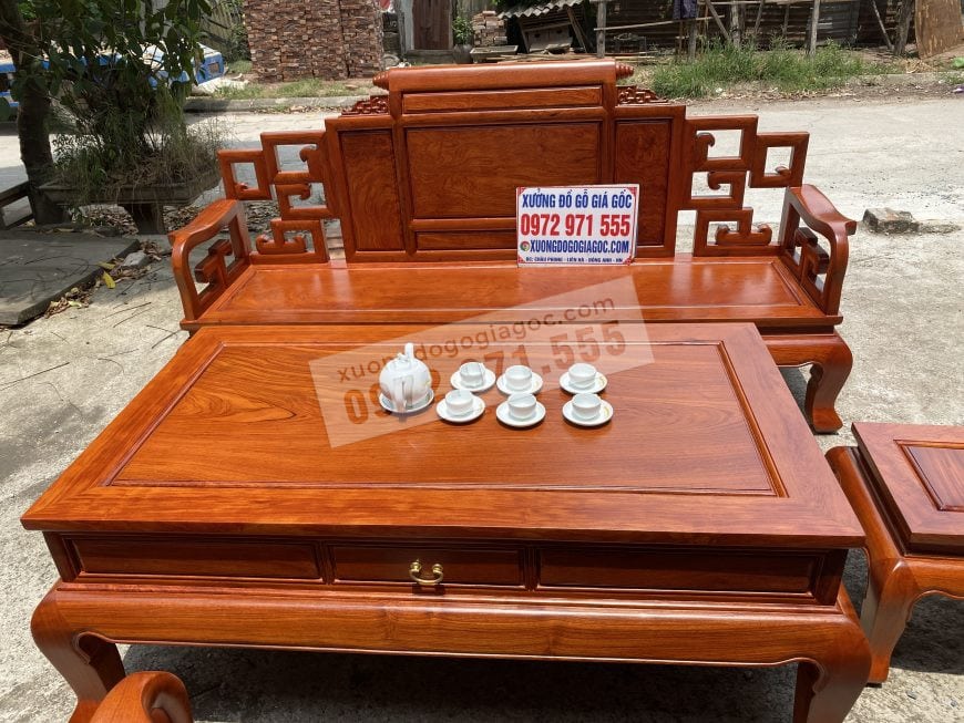 Ghế dài và bàn được làm từ những tấm gỗ đẹp nhất
