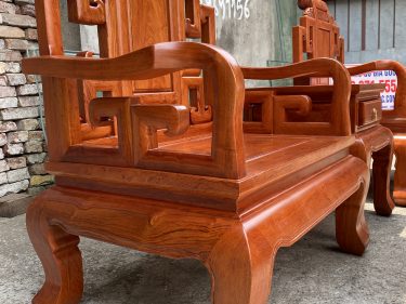 Chân ghế cong yếm liền vén cong đều bao quanh ghế rất mềm mại