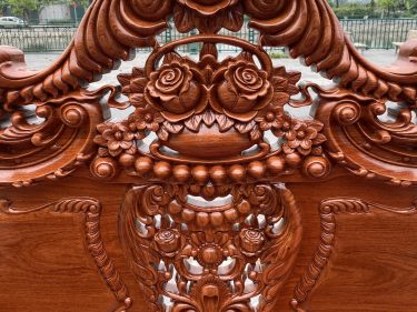 Chương ghế dài liền khối được các nghệ nhân đục trạm cực kỳ tinh xảo