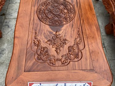 Bàn to kích thước 157*81cm khuôn tranh dày 5cm ván dày 2cm liền tấm không ghép, mặt bàn đục Hoa Lá Tây