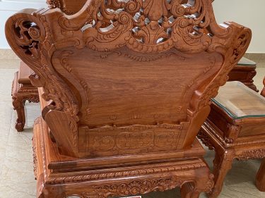 Mặt sau ghế đơn được đục trạm cẩn thận, vách tựa lưng để trơn không đục trám