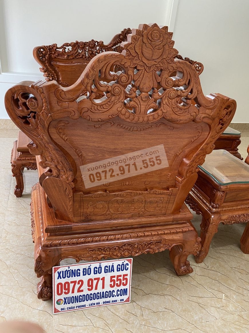 Mặt sau ghế đơn được đục trạm cẩn thận, vách tựa lưng để trơn không đục trám