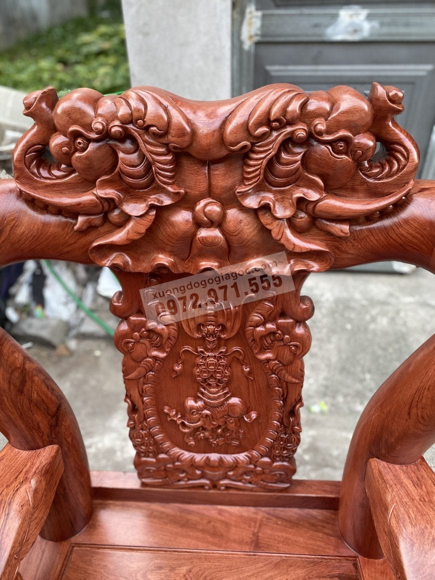Chương ghế đơn đục thủ công bằng tay.