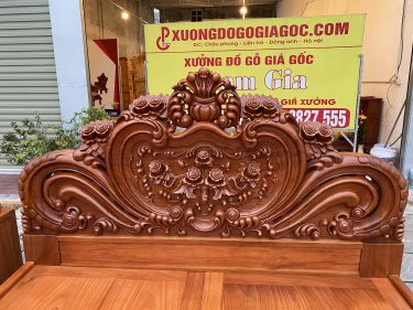 Giường ngủ hoàng gia hoa hồng