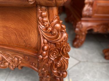 Chân ghế hoàng gia