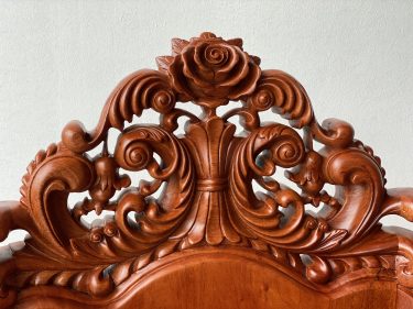 Chương ghế liền đục thủ công rất tinh xảo