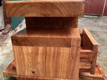 Kệ tivi nguyên khối gỗ hương đá