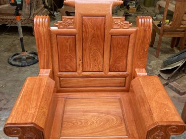 Bàn ghế Âu Á cuốn thư gỗ hương đá